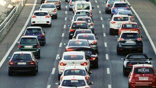 Retenciones y atascos en las principales vías madrileñas a la vuelta del puente