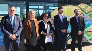 La consejera de Transportes, Rosalía Gonzalo; la delegada del Área de Medio Ambiente y Movilidad del Ayuntamiento de Madrid, Inés Sabanés; el concejal de Vicálvaro, Carlos Sánchez Mato; y el gerente de la EMT, Álvaro Fernández Heredia; en la inauguración de la nueva línea que conecta El Cañaveral con Alsacia.
