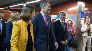 El Rey Felipe viaja en Metro para inaugurar los actos del centenario