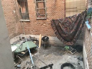 Estado de deterioro en algunas de las zonas comunes y patios del número 15 de la calle Gobernador de Aranjuez.