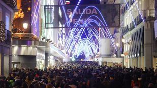 Calle Preciados con sentido único de la marcha para los peatones, dirección salida de Sol hacia Callao.
