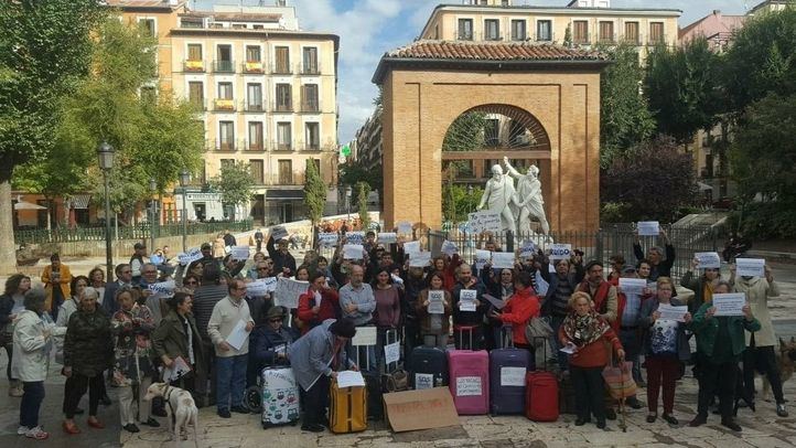 Vecinos de Malasaña se concentran para pedir soluciones en su barrio.