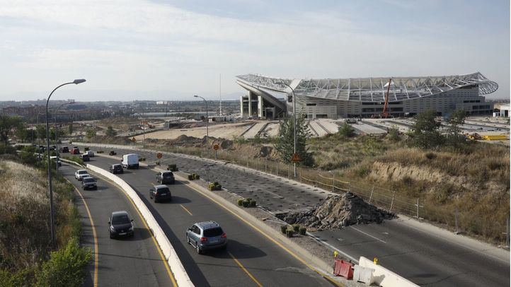 Obras de acondicionamiento del entorno del estadio Wanda Metropolitano que afectan al corte de dos carrilles en sentido entrada hacia la glorieta de Grecia desde la M40.