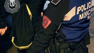Una vecina ha alertado de que tres mujeres y un hombre estaban metiendo muebles en una vivienda