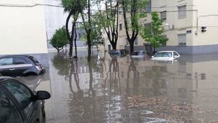 Calle Fuentenebro, anegada por las fuertes lluvias.