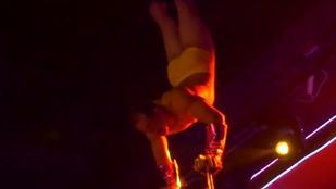 Una acróbata cae desde tres metros mientras actuaba en Uñas Chung Lee