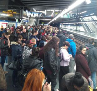 Cabreo en Metro por una hora punta de retrasos