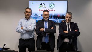 Los taxistas exigen un acuerdo por las VTC a Comunidad y Consistorio