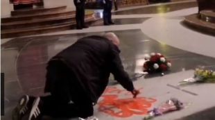El autor de las pintadas en la tumba de Franco, protagonista de 'performances'
