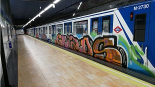 Un grupo de grafiteros activa el freno de emergencia para pintar en Metro