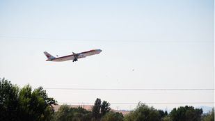 Un avión de Iberia despega desde Barajas.