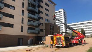 Una dotación de bomberos extingue el incendio en Alcorcón.