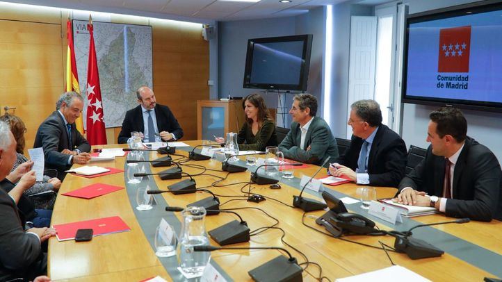 El vicepresidente de la Comunidad de Madrid, Pedro Rollán, se ha reunido con representantes de diferentes asociaciones de vecinos, comerciantes y empresas de transportes para valorar la entrada en vigor de Madrid Central.