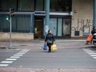 Atropellos, carreras ilegales y coches empotrados en una glorieta de Vallecas