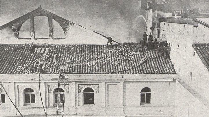 Bomberos subidos a un tejado del Teatro de la Zarzuela.