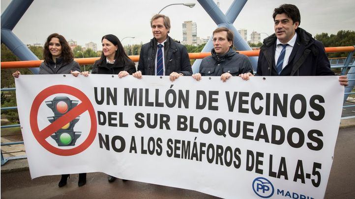 La vicesecretaria de Comunicación y portavoz del PP de Madrid, el vicesecretario de Política Local, el portavoz del Grupo Municipal en el Ayuntamiento de Madrid y el alcalde de Alcorcón se concentran en la A-5 para mostrar su rechazo a los semáforos en la A5.