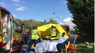 Los servicios de emergencias atienden al joven.