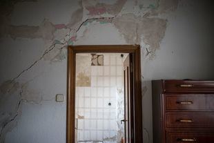 Interior de una de las casas del bloque de la calle Garganchón declarado en ruina en el que viven doce familias.