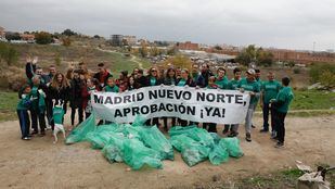Vecinos de Fuencarral limpian un descampado para pedir el inicio de Madrid Nuevo Norte