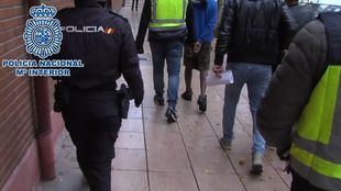 Efectivos de la Policía Nacional detienen a dos varones que regentaban el negocio.