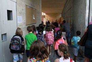 Alumnos entrando en el colegio público de primaria.