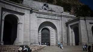 Identificadas varias personas en el Valle de los Caídos por portar símbolos franquistas