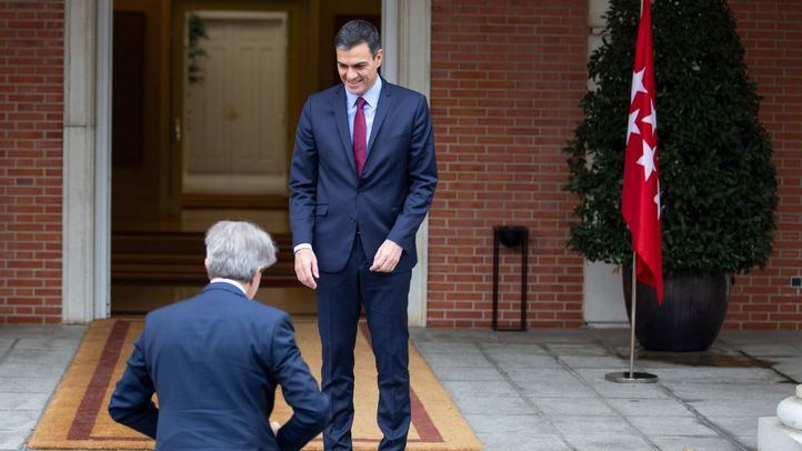 El presidente del Gobierno, Pedro Sánchez recibe al Presidente de la Comunidad de Madrid, Ángel Garrido en el Palacio de la Moncloa.