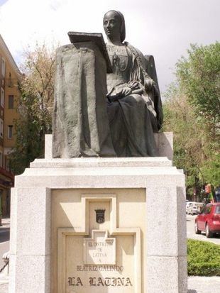 Monumento a Beatriz Galindo en el distrito de la Latina.