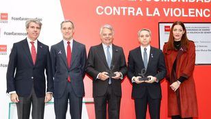 Ignacio Garralda recoge un premio de la Comunidad por la lucha de la Fundación Mutua contra el maltrato