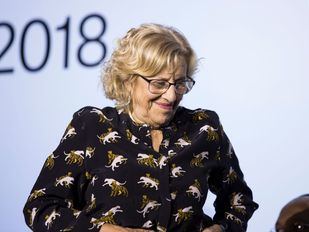 "Chaleco, guantes y vuestra alcaldesa delante": Carmena se une a la limpieza de Vallecas