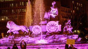 Una Cibeles de morado por la eliminación de la violencia contra la mujer