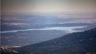 Voluntarios retiran del Embalse de Valmayor 99 kilos de residuos