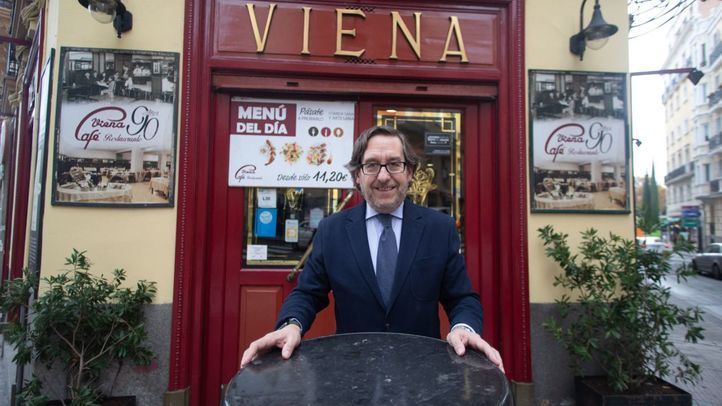 Antonio Lence, director de Grupo Viena Capellanes, posando a las puertas del Café Viena.
