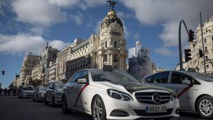 Los taxistas denunciarán a Fomento por la moratoria a las VTC