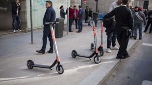 Tráfico prohibirá que los patinetes circulen por la acera