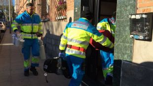 Una UVI móvil trasladó a madre e hijo al Hospital del Henares.