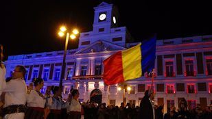 La Puerta del Sol se ilumina con los colores de la bandera de Rumanía