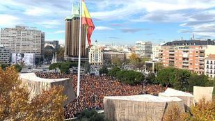 Colón se llena de personas concentradas a favor de la unidad de España