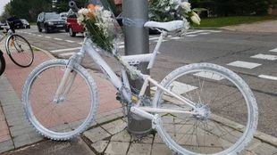 Bicicleta blanca en recuerdo del joven atropellado en el Parque Juan Carlos I.