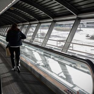 Más de 300 empleados de seguridad de Barajas, llamados a huelga