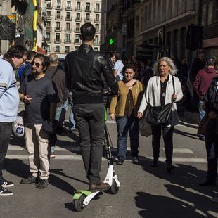 El Ayuntamiento da 72 horas a tres empresas para que retiren sus patinetes de Madrid