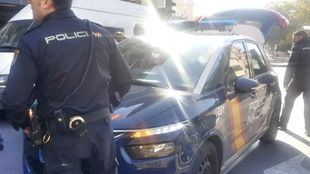 La Policía Nacional, a las puertas de la sucursal en la que el atracador ha retenido a varios rehenes