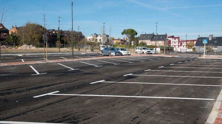 El aparcamiento consta de 130 plazas tanto en línea como en batería.