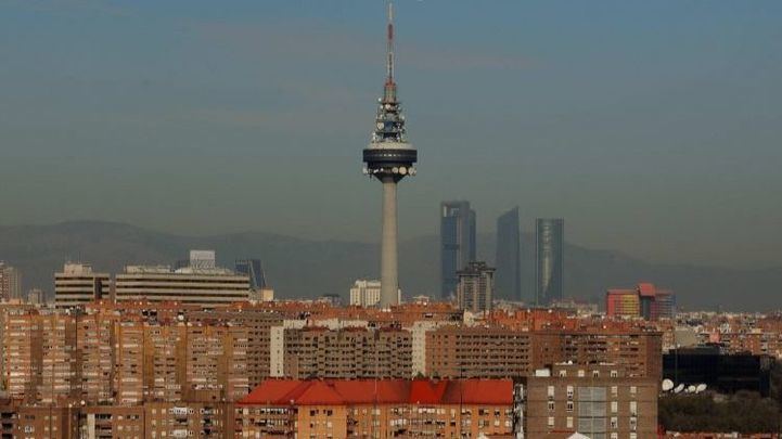 La boina de contaminación, alrededor del Pirulí