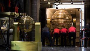 Los bombos de la Lotería de Navidad ya aguardan en el Teatro Real
