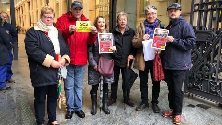 Miembros de SOS Malasaña han acudido al Ayuntamiento para registrar la felicitación.