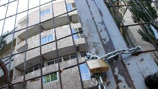 Puertas cerradas y candadas del colegio mayor universitario san Juan Evangelista