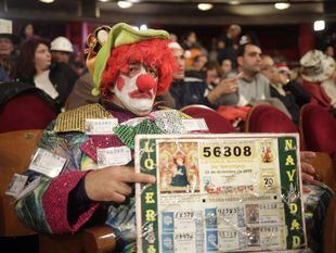 Disfraces requisados, humor y feminismo, en el patio de butacas del Teatro Real