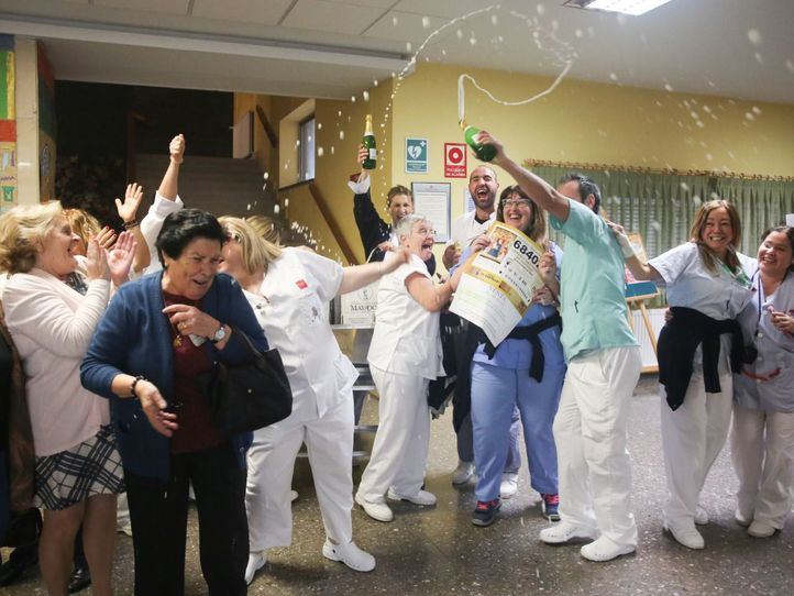 Todos los empleados y residentes llevaban el número premiado.