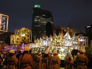 Los niños madrileños ponen su granito de arena en las carrozas de los Reyes Magos